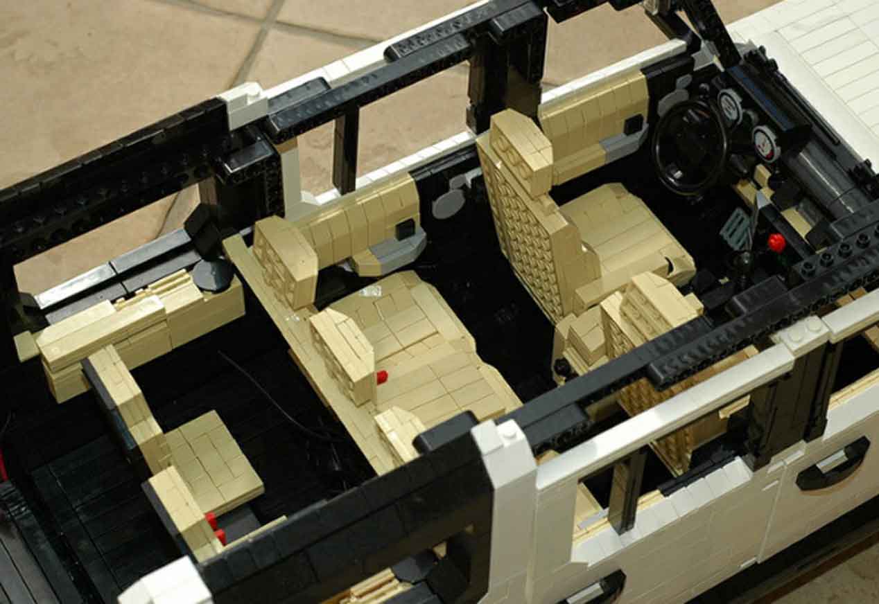Un Land Rover Discovery 3 y un Jeep Wrangler Rubicon hechos con piezas de lego