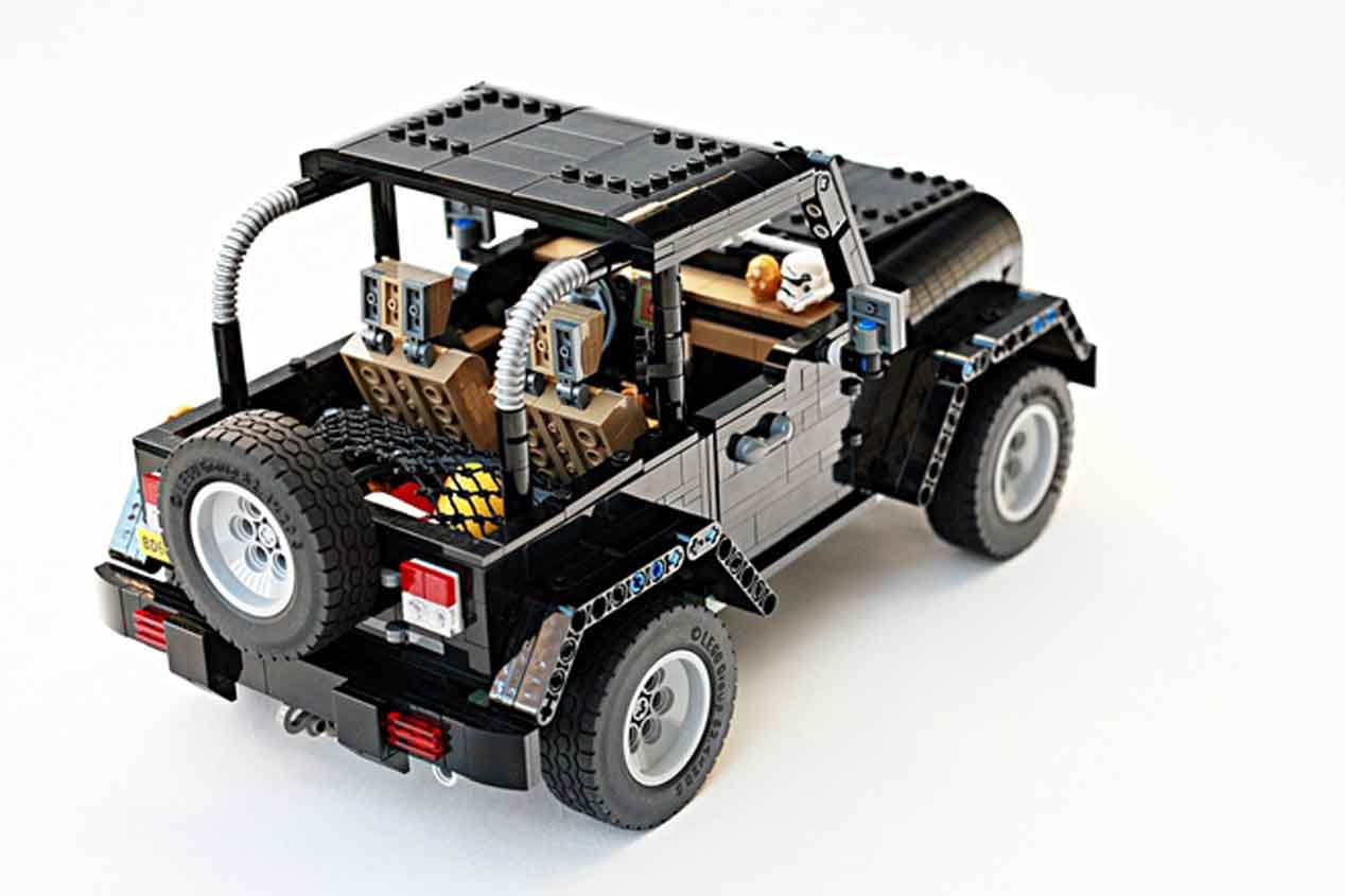 Un Land Rover Discovery 3 y un Jeep Wrangler Rubicon hechos con piezas de lego