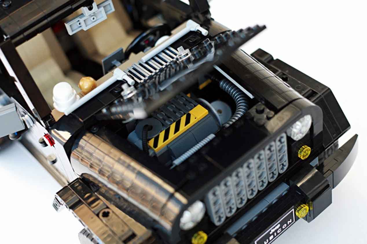 Un Land Rover Discovery 3 y un Jeep Wrangler Rubicon hechos con piezas de lego