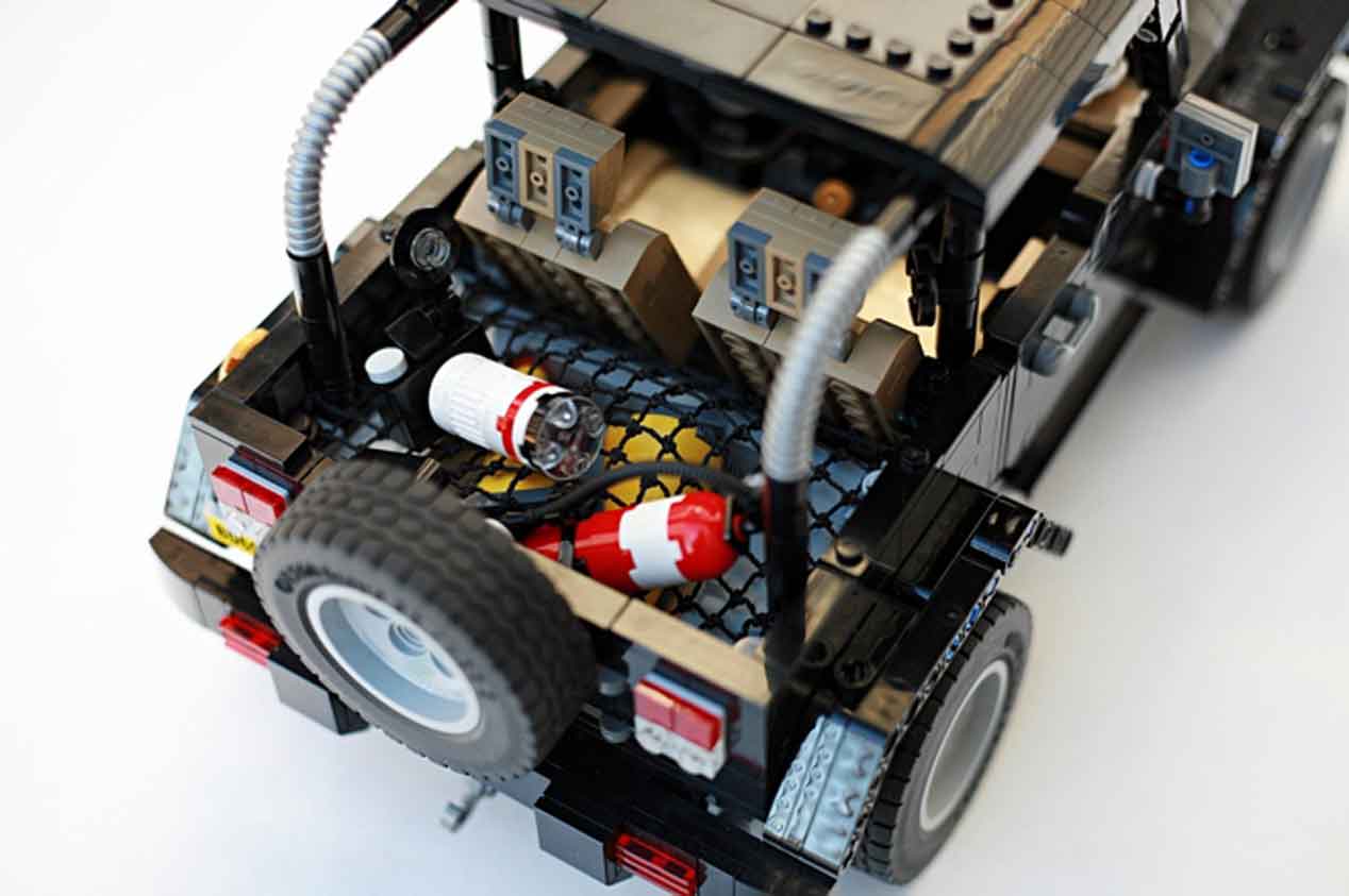Un Land Rover Discovery 3 y un Jeep Wrangler Rubicon hechos con piezas de lego