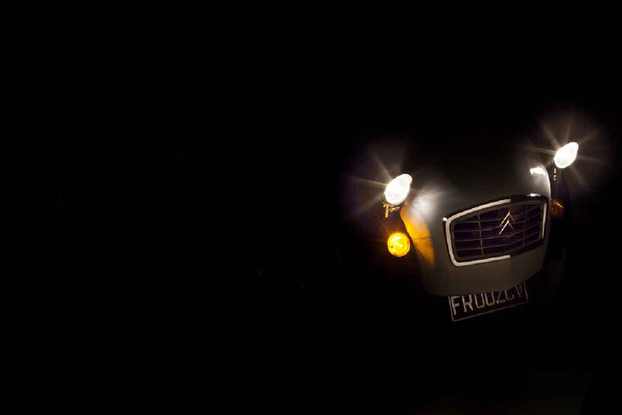 Un Citroën 2 CV... que se mueve a golpe de pedal