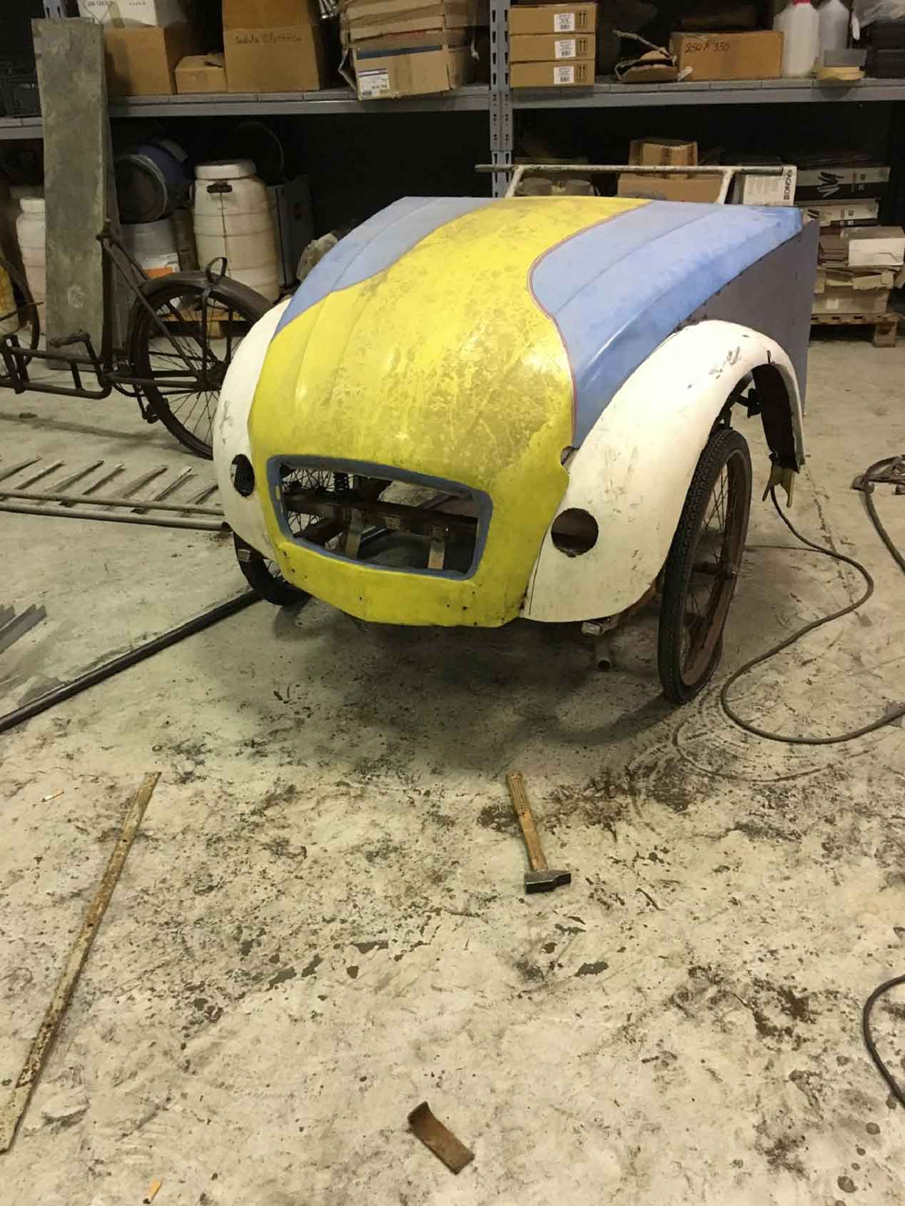 Un Citroën 2 CV... que se mueve a golpe de pedal