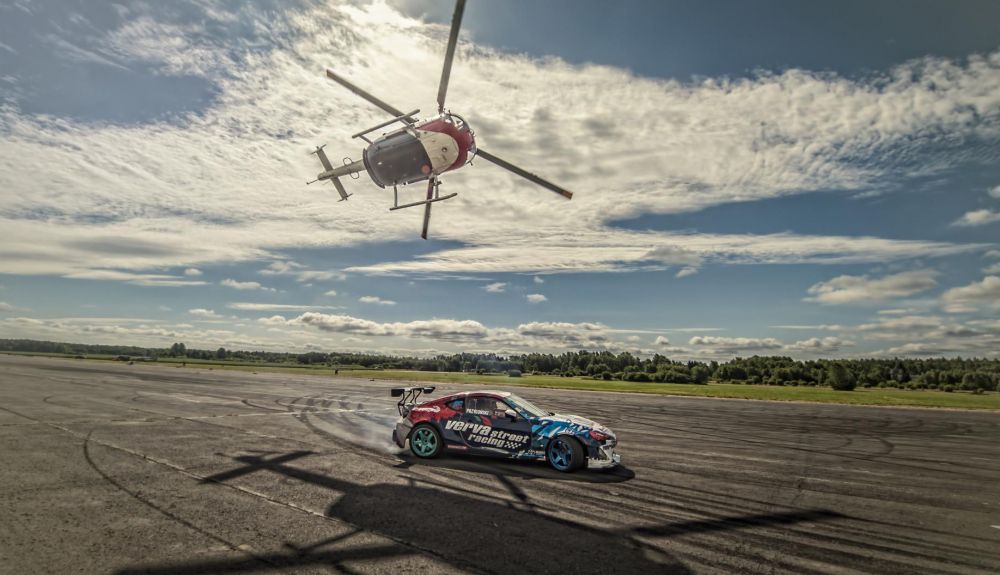 Helicóptero vs. coche de carreras: drifting por tierra y por aire