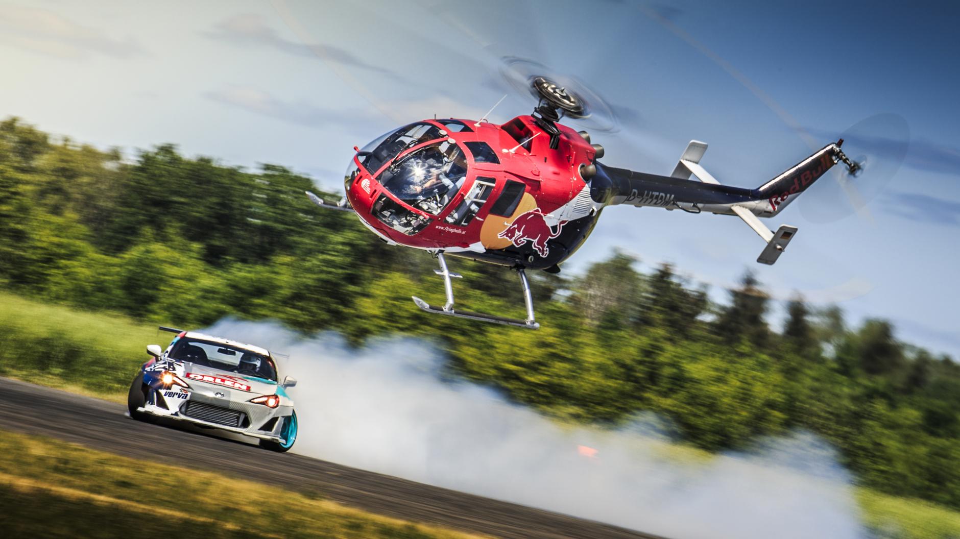 Helicóptero vs. coche de carreras: drifting por tierra y por aire