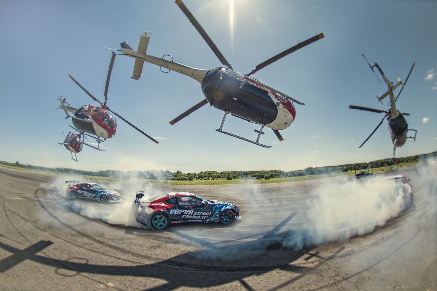 Helicóptero vs. coche de carreras: drifting por tierra y por aire