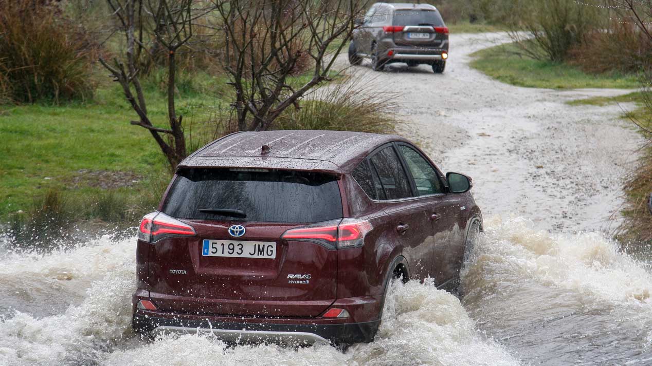 Ford Kuga 2.0 TDCi/180 vs Toyota RAV4 Hybrid, ¿cuál es mejor?