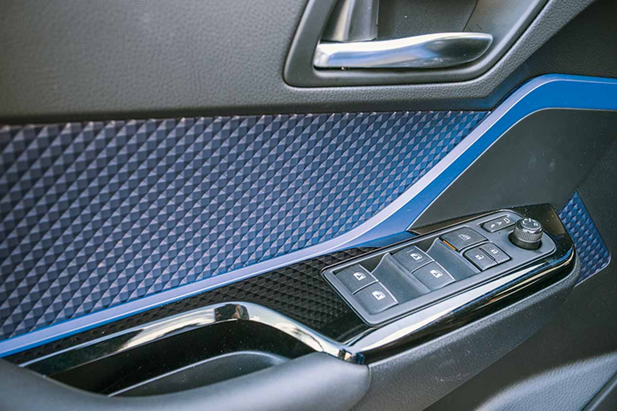 Duelo a mediciones: Peugeot 3008 1.2 PureTech vs Toyota C-HR Hybrid