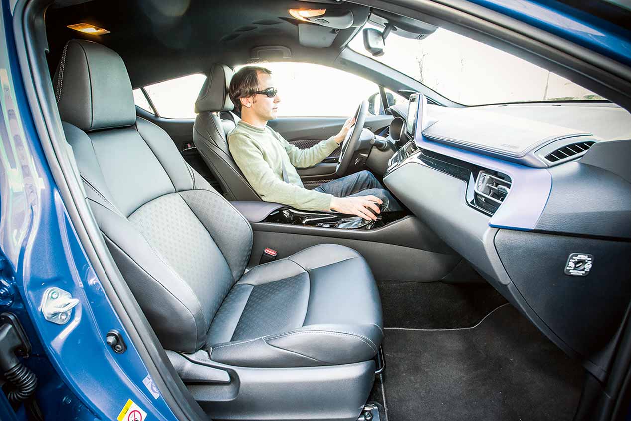 Duelo a mediciones: Peugeot 3008 1.2 PureTech vs Toyota C-HR Hybrid