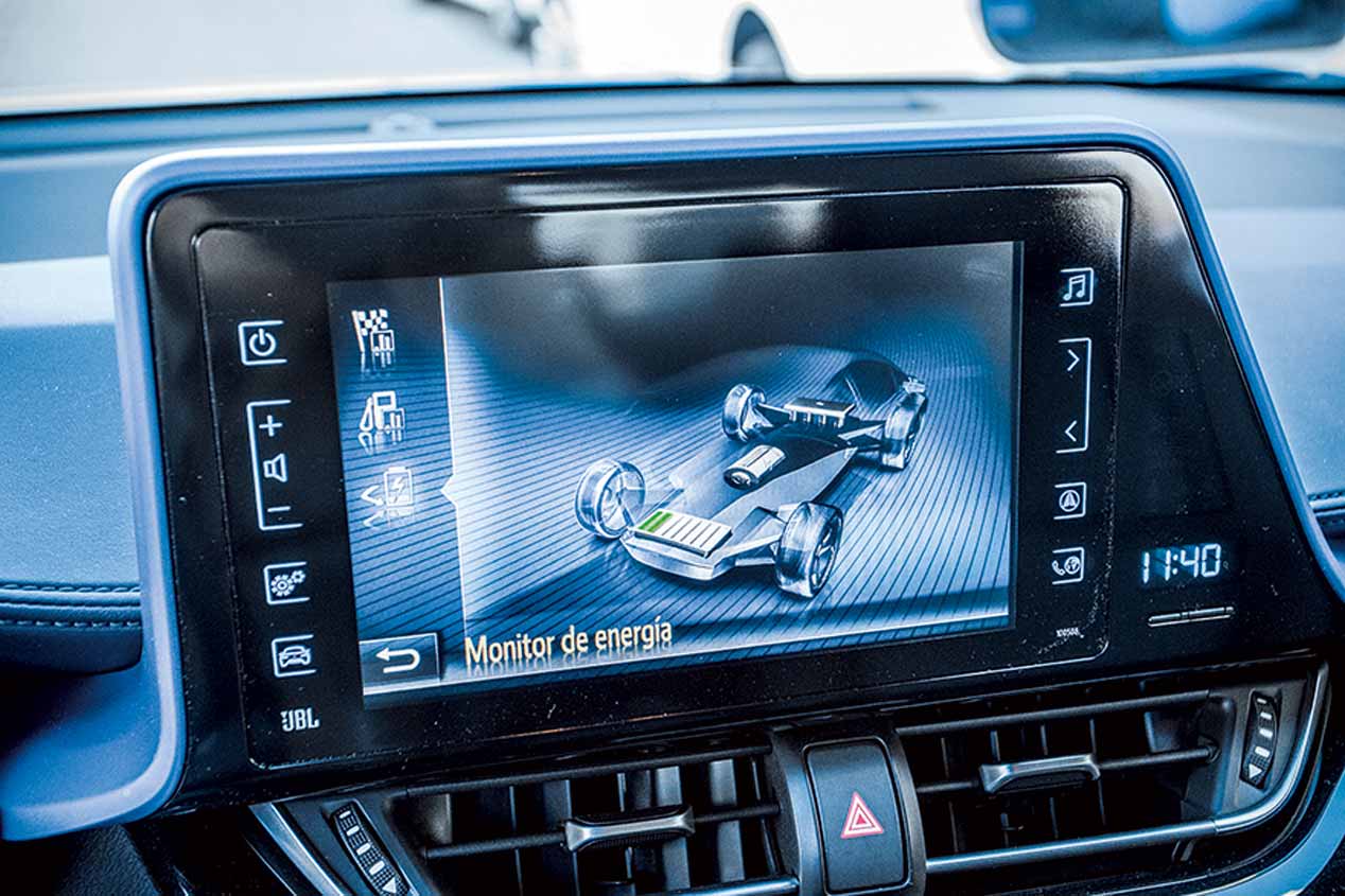 Duelo a mediciones: Peugeot 3008 1.2 PureTech vs Toyota C-HR Hybrid