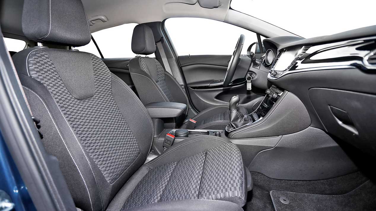 Seat León Diesel, Opel Astra Diesel y Toyota Auris híbrido, en fotos
