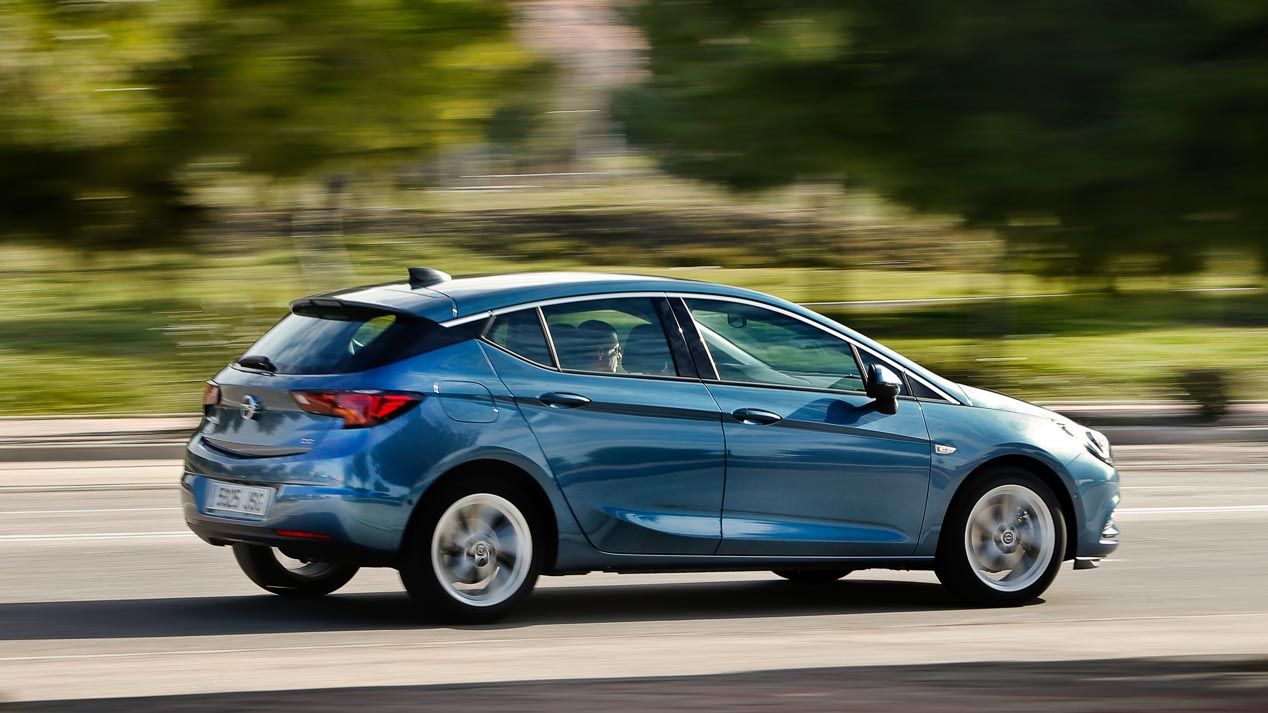 Seat León Diesel, Opel Astra Diesel y Toyota Auris híbrido, en fotos