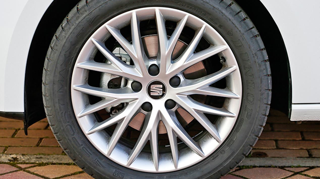 Seat León Diesel, Opel Astra Diesel y Toyota Auris híbrido, en fotos