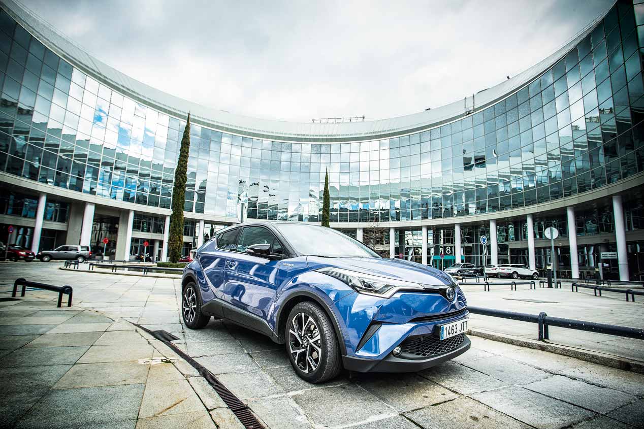 Duelo a mediciones: Peugeot 3008 1.2 PureTech vs Toyota C-HR Hybrid