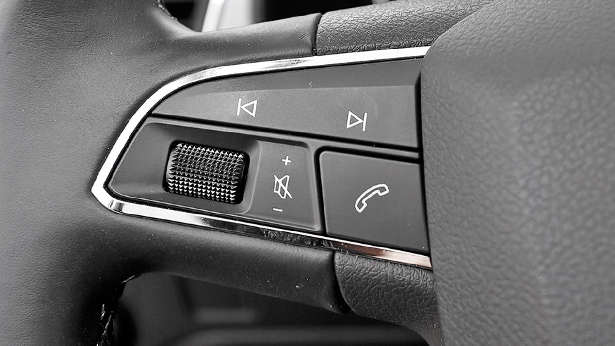 Seat León Diesel, Opel Astra Diesel y Toyota Auris híbrido, en fotos