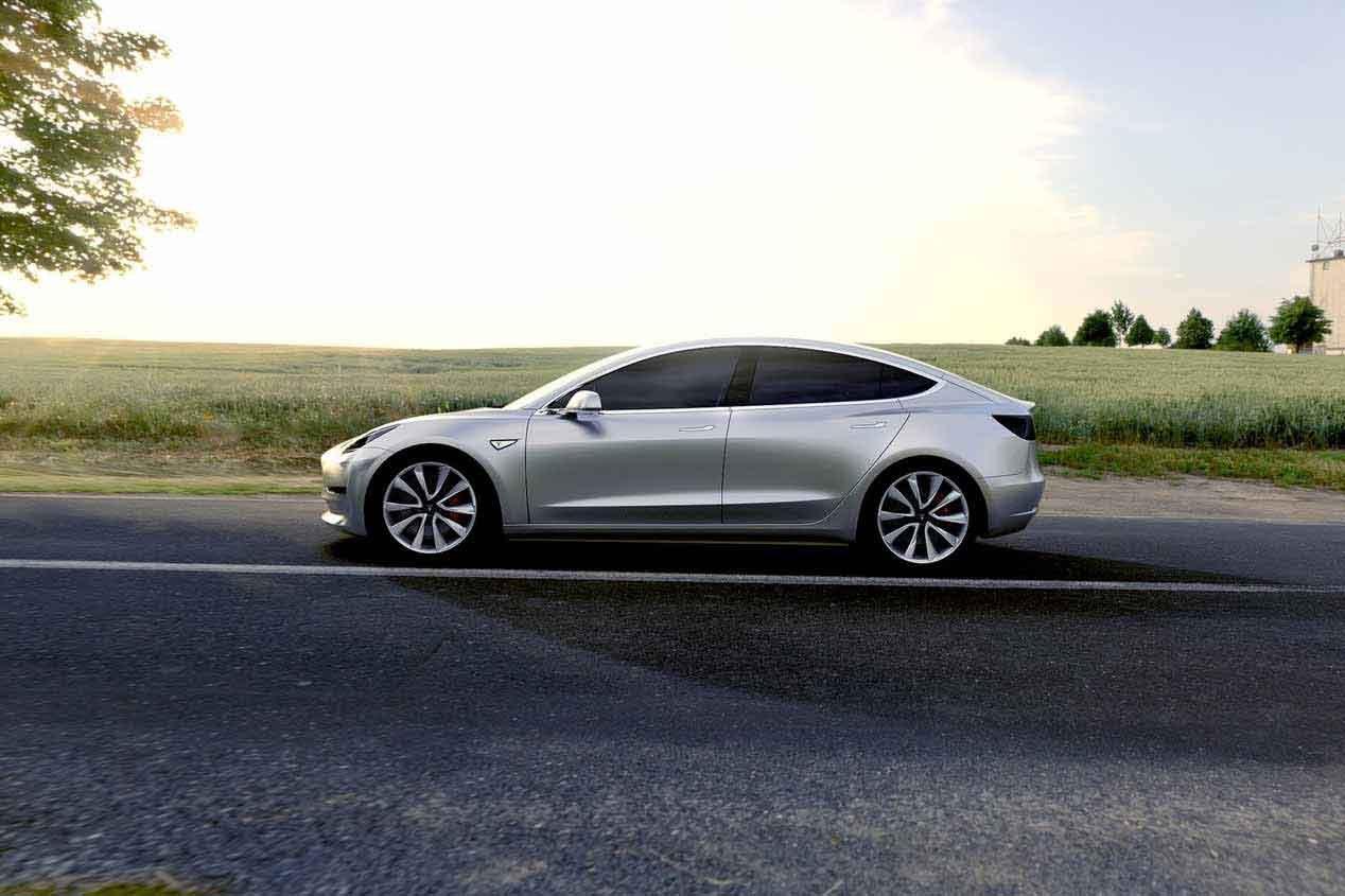 Elon Musk prueba su nuevo coche: el Tesla Model 3