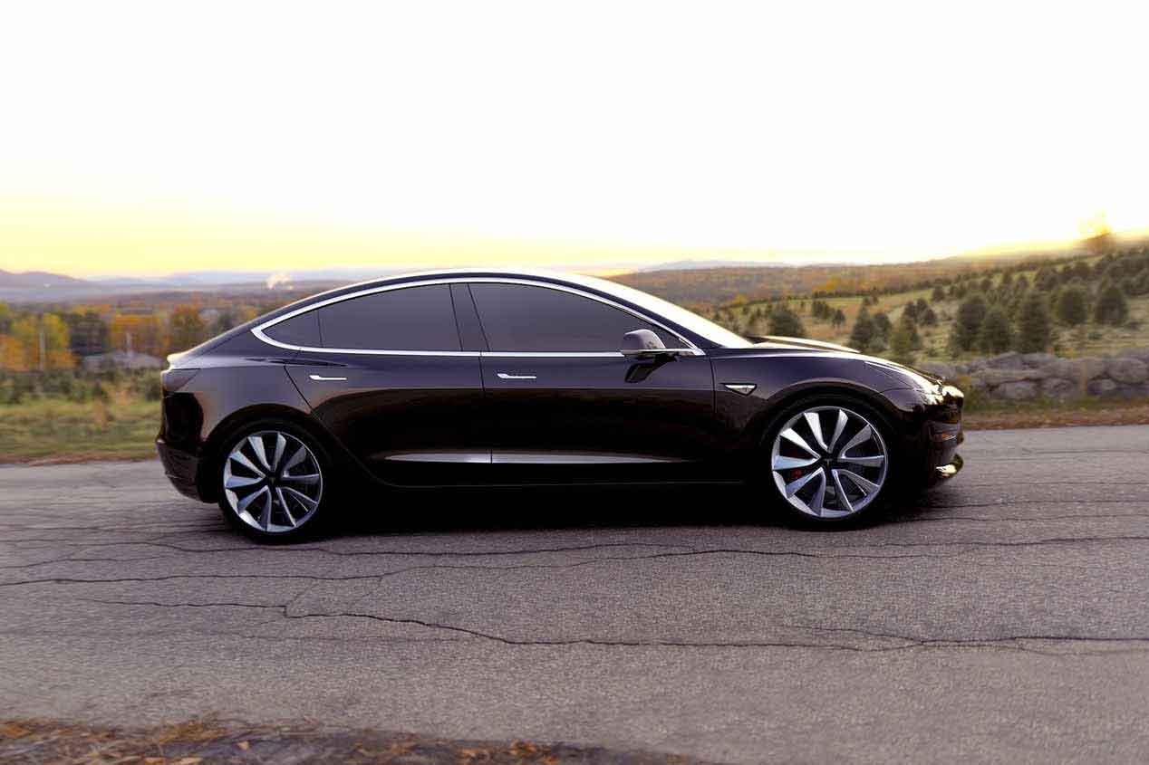 Elon Musk prueba su nuevo coche: el Tesla Model 3