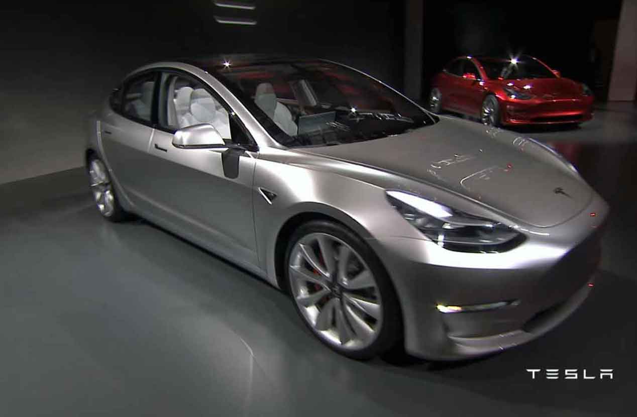 Elon Musk prueba su nuevo coche: el Tesla Model 3