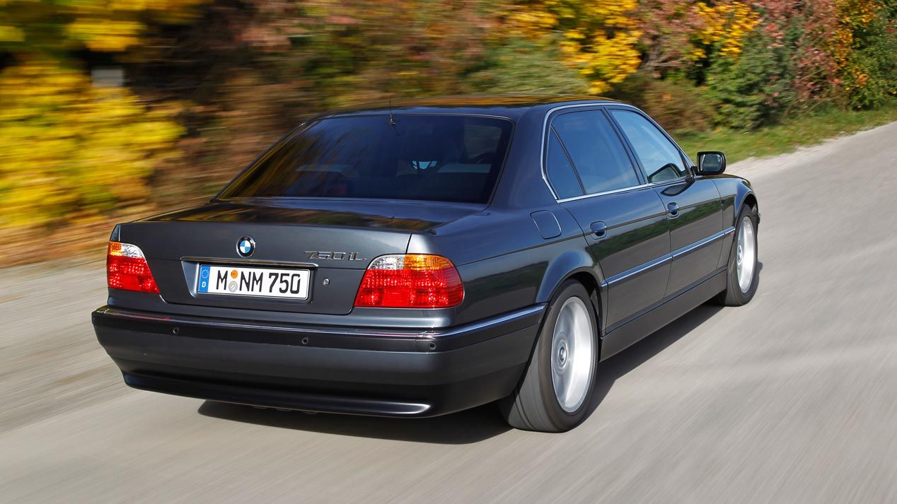 El icónico motor V12 de gasolina de BMW cumple 30 años.