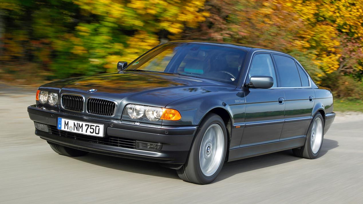 El icónico motor V12 de gasolina de BMW cumple 30 años.