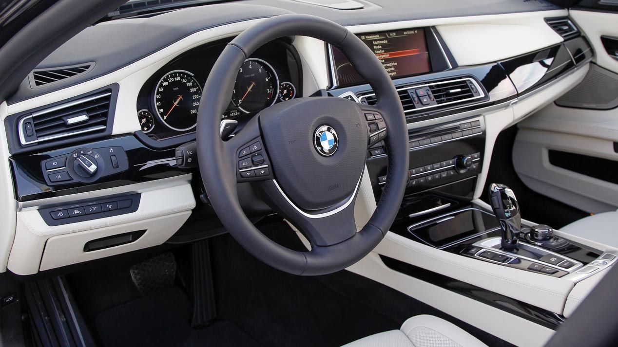 El icónico motor V12 de gasolina de BMW cumple 30 años.