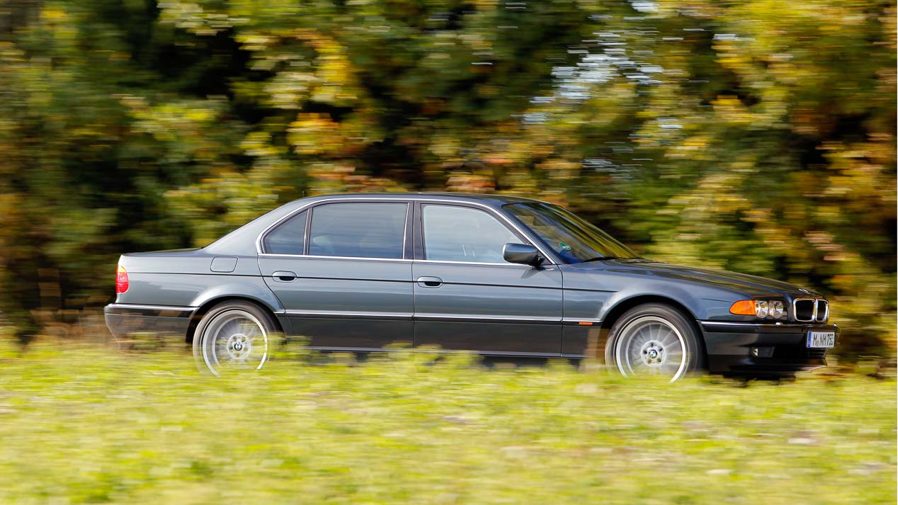 El icónico motor V12 de gasolina de BMW cumple 30 años.