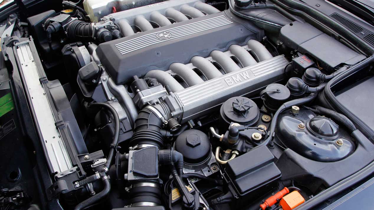 El icónico motor V12 de gasolina de BMW cumple 30 años.