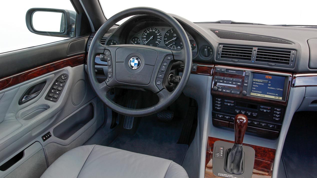El icónico motor V12 de gasolina de BMW cumple 30 años.