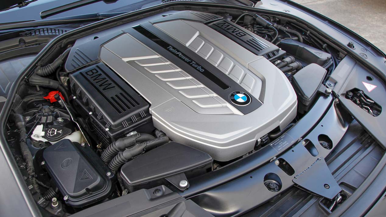 El icónico motor V12 de gasolina de BMW cumple 30 años.