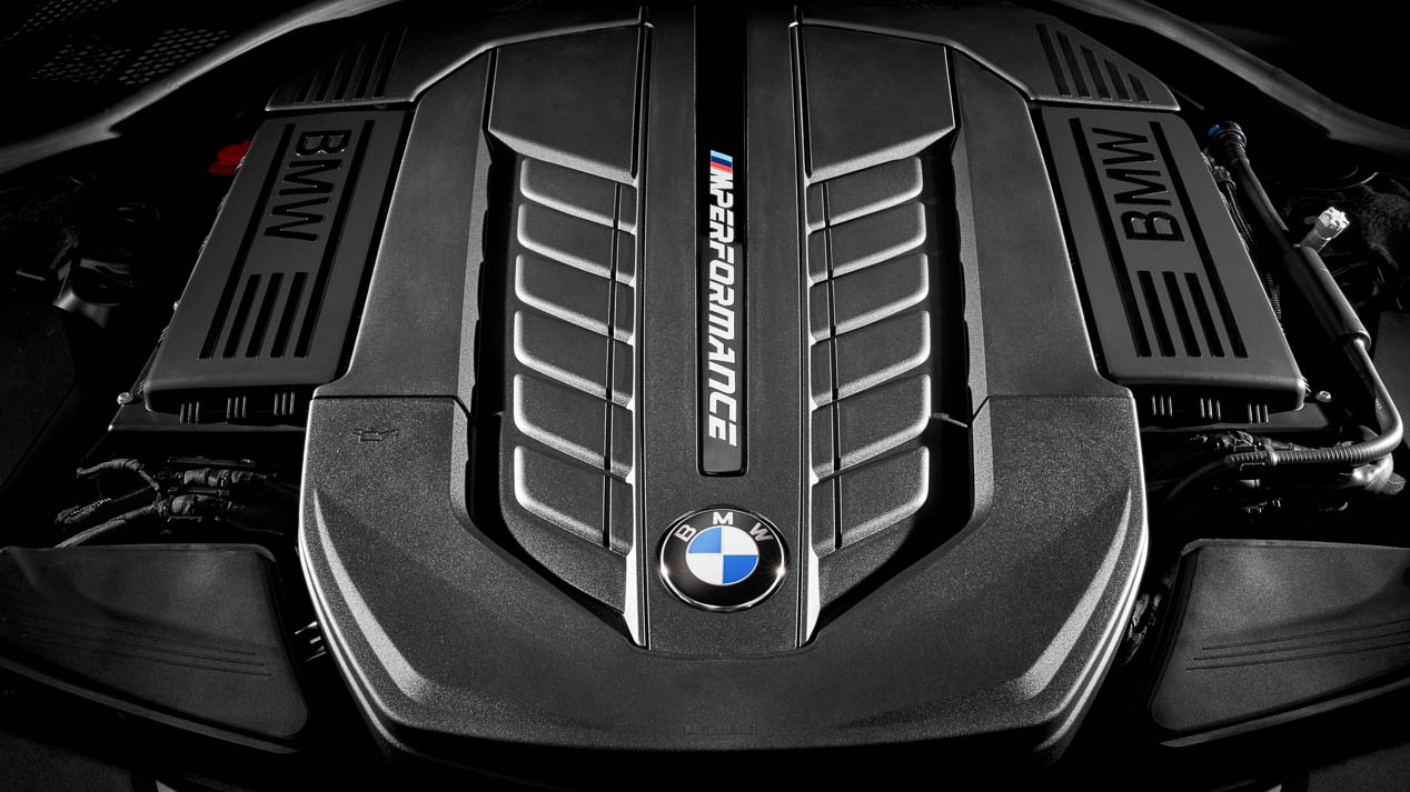 El icónico motor V12 de gasolina de BMW cumple 30 años.