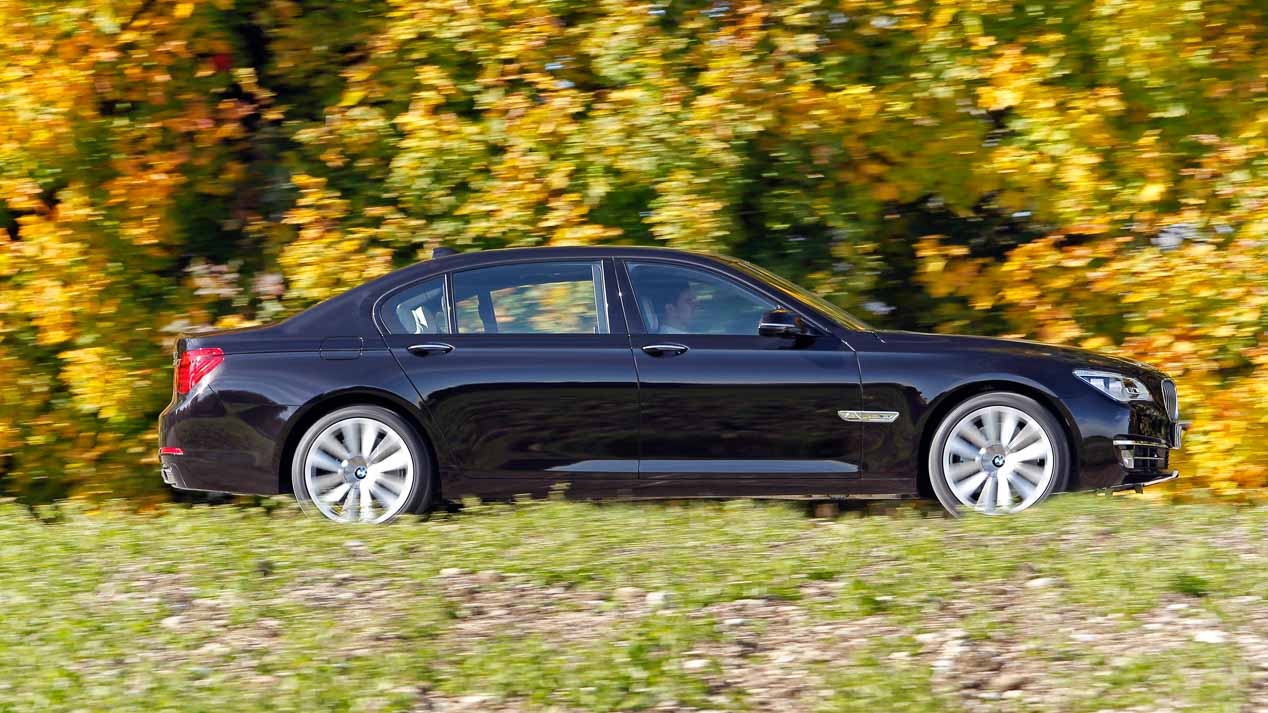 El icónico motor V12 de gasolina de BMW cumple 30 años.