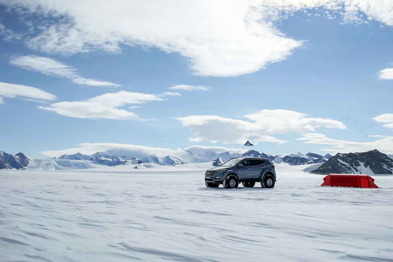 El coche que cruzó los hielos de la Antártida