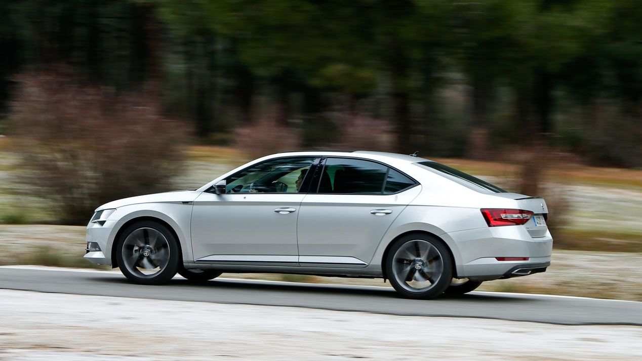 Comparativa: Mazda 6 2.5 Skyactiv-G vs Skoda Superb 1.8 TSI