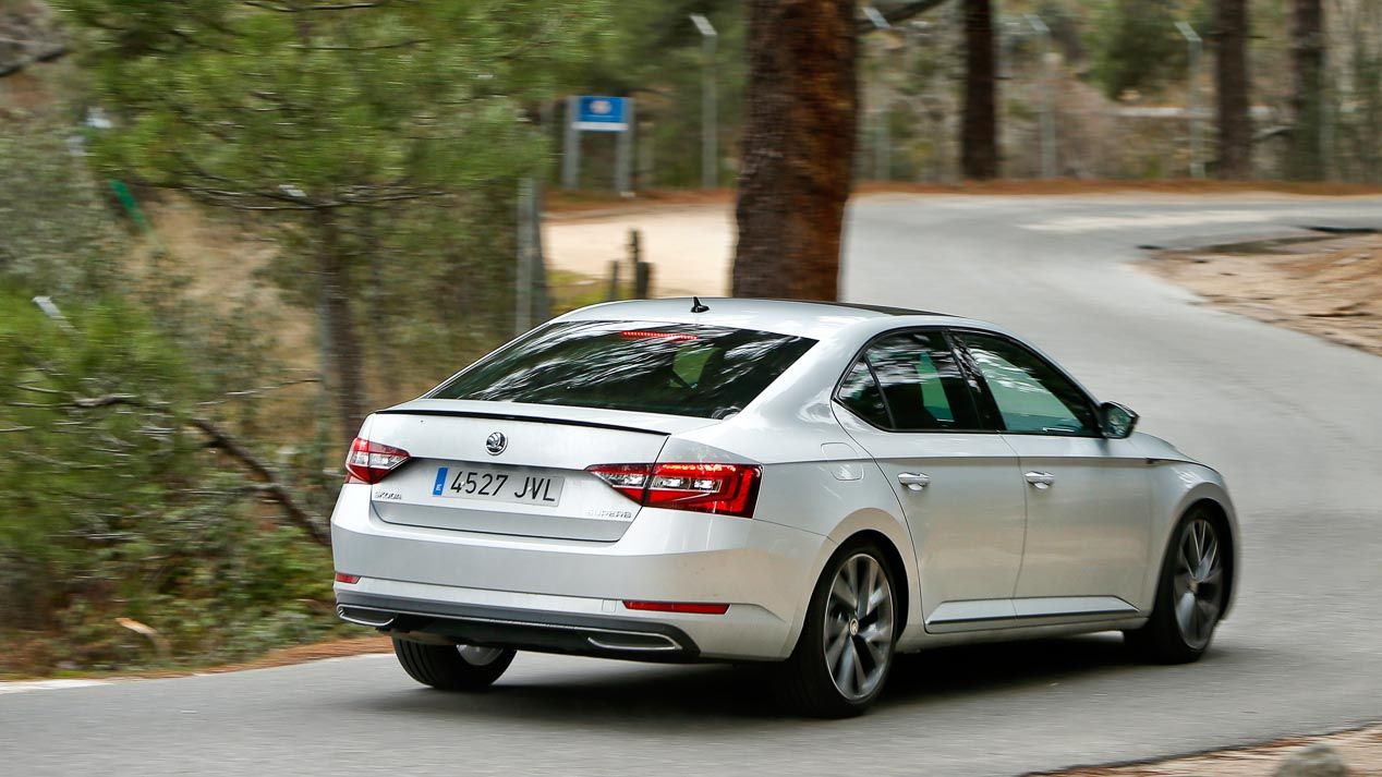Comparativa: Mazda 6 2.5 Skyactiv-G vs Skoda Superb 1.8 TSI