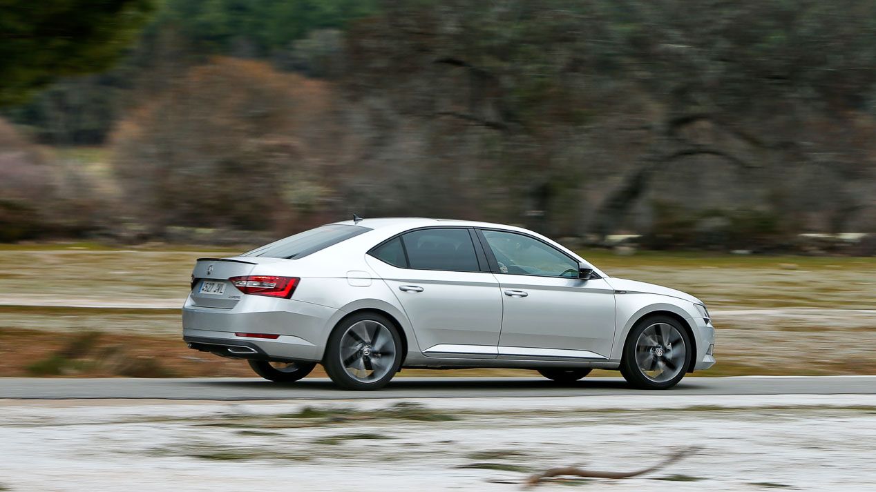 Comparativa: Mazda 6 2.5 Skyactiv-G vs Skoda Superb 1.8 TSI