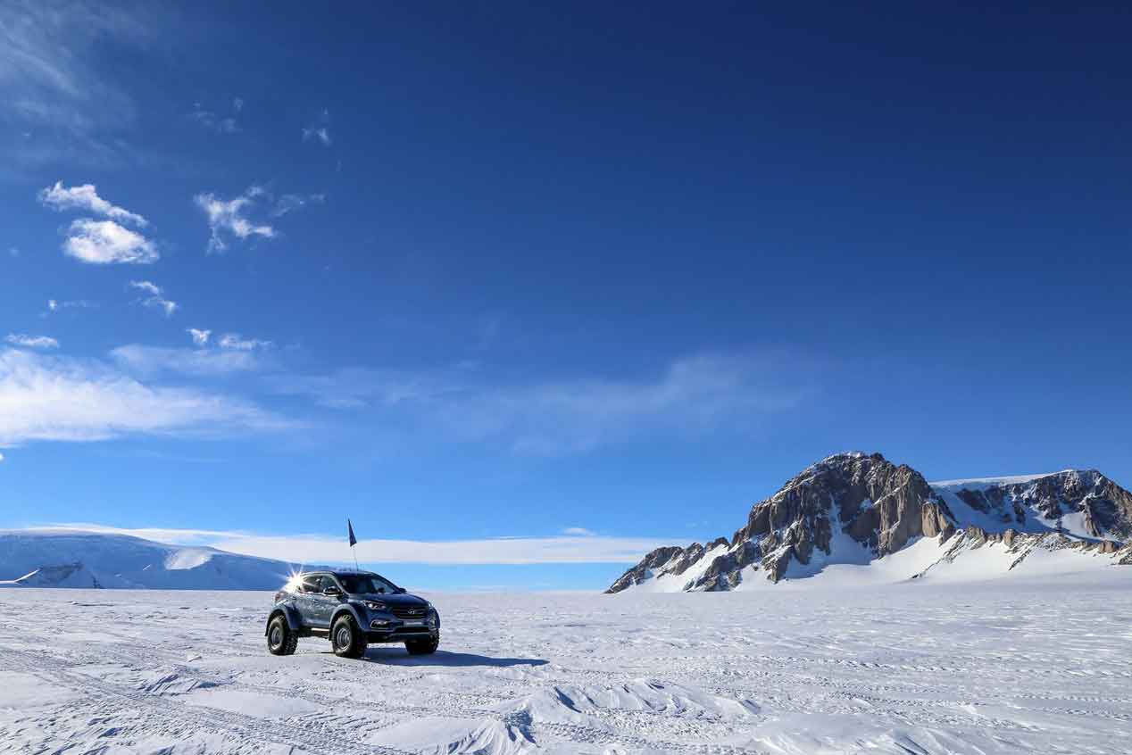 El coche que cruzó los hielos de la Antártida