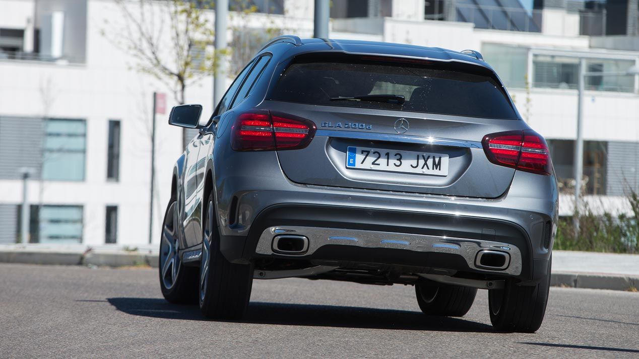 Comparativa: Mercedes GLA 200d vs Toyota C-HR