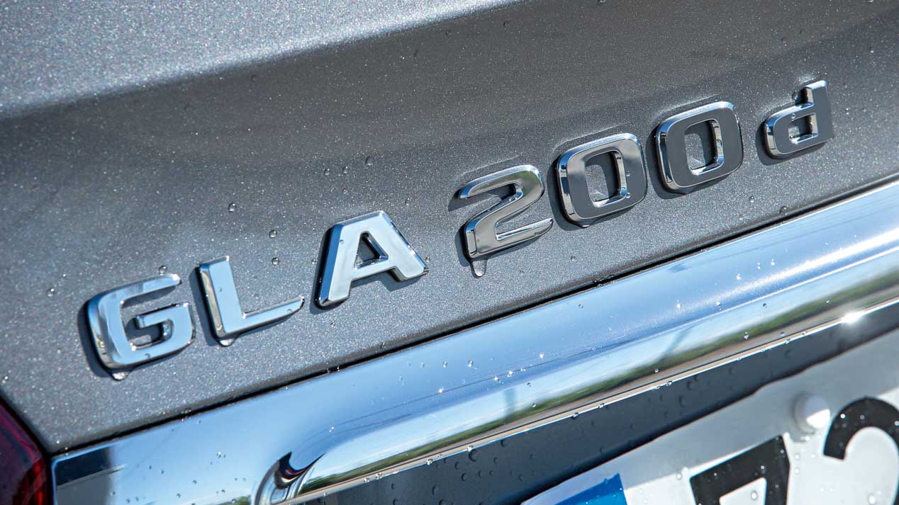 Comparativa: Mercedes GLA 200d vs Toyota C-HR