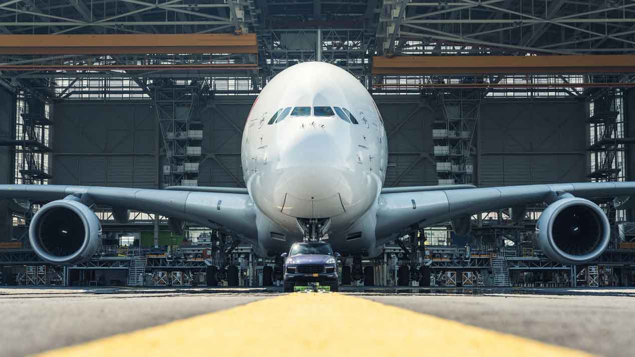 ¿Puede un Porsche Cayenne remolcar un avión de 285 toneladas?