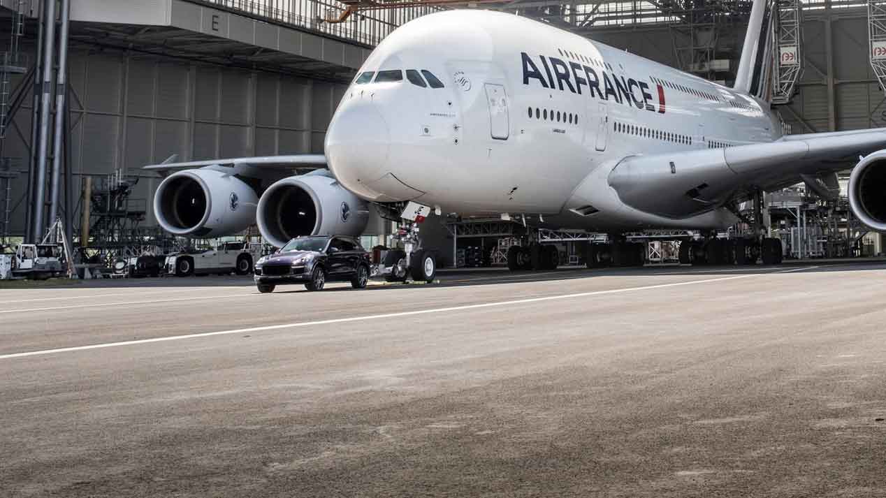 ¿Puede un Porsche Cayenne remolcar un avión de 285 toneladas?