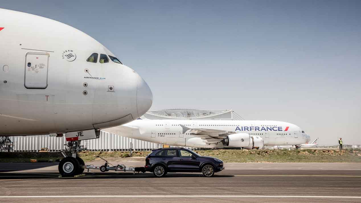 ¿Puede un Porsche Cayenne remolcar un avión de 285 toneladas?