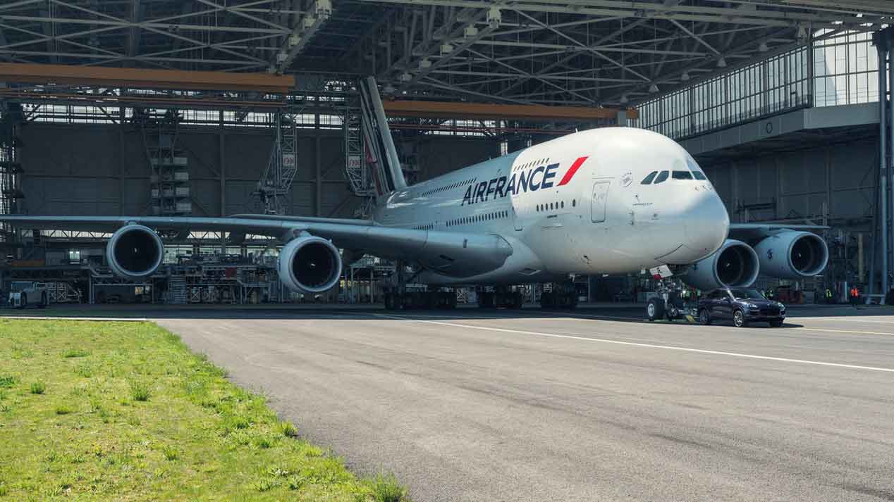 ¿Puede un Porsche Cayenne remolcar un avión de 285 toneladas?