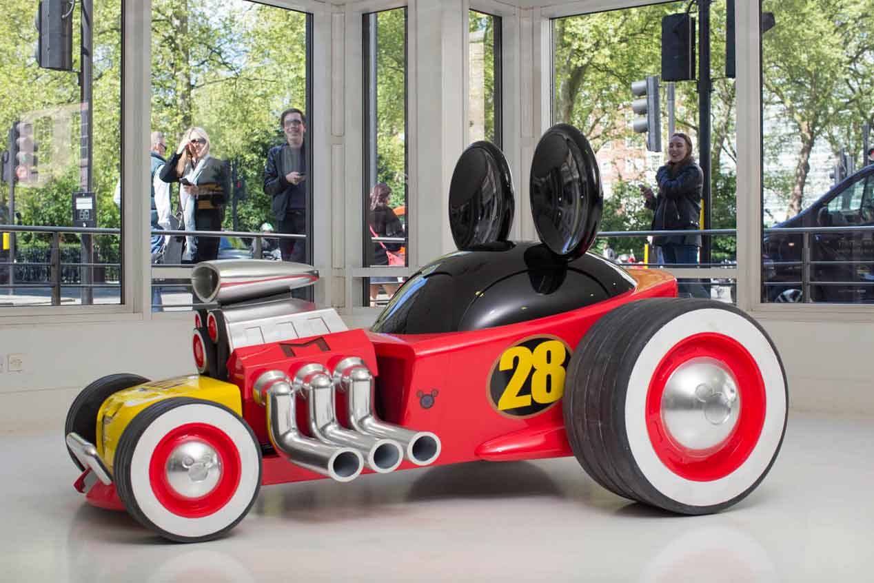 El coche de carreras de Mickey Mouse cobra vida