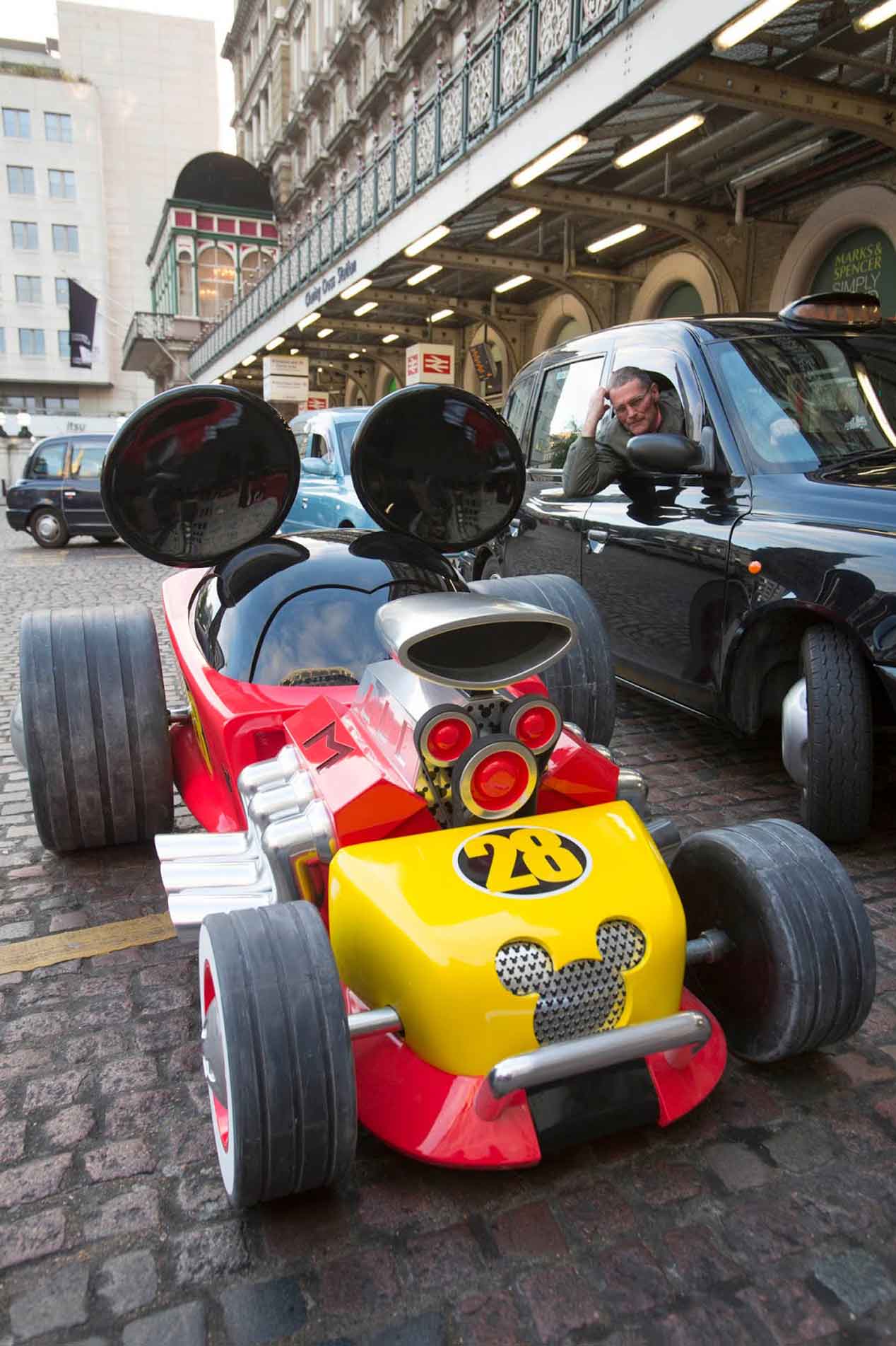El coche de carreras de Mickey Mouse cobra vida