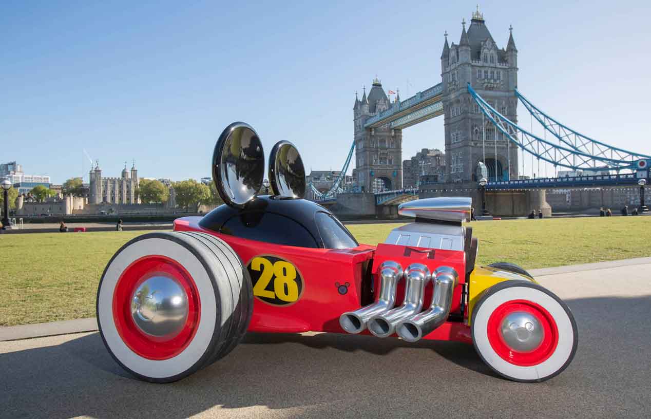 El coche de carreras de Mickey Mouse cobra vida
