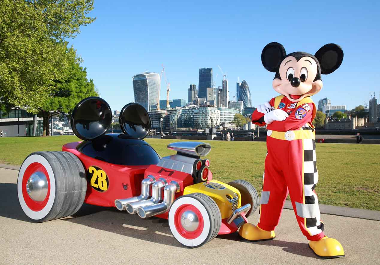 El coche de carreras de Mickey Mouse cobra vida