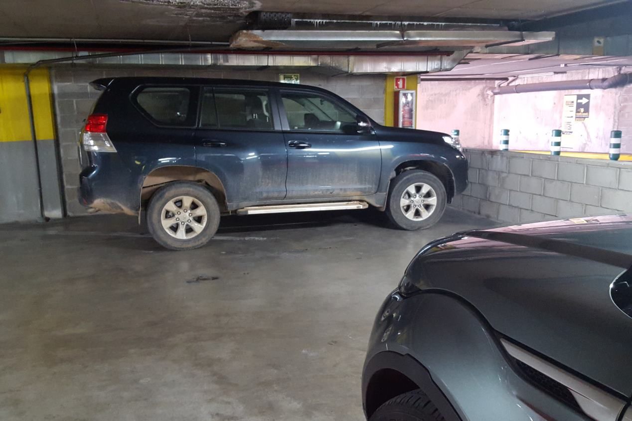 Conductas incívicas: coches mal aparcados