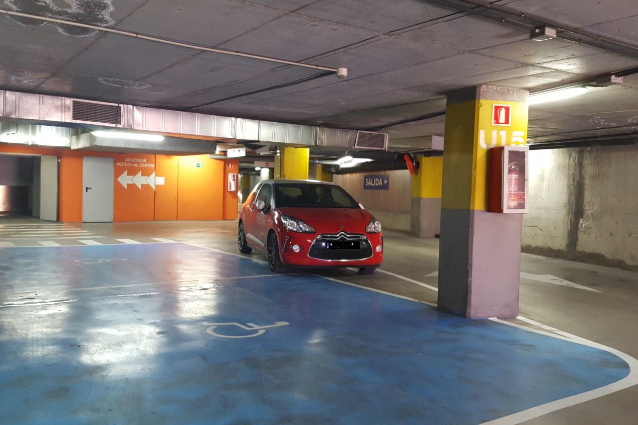 Conductas incívicas: coches mal aparcados
