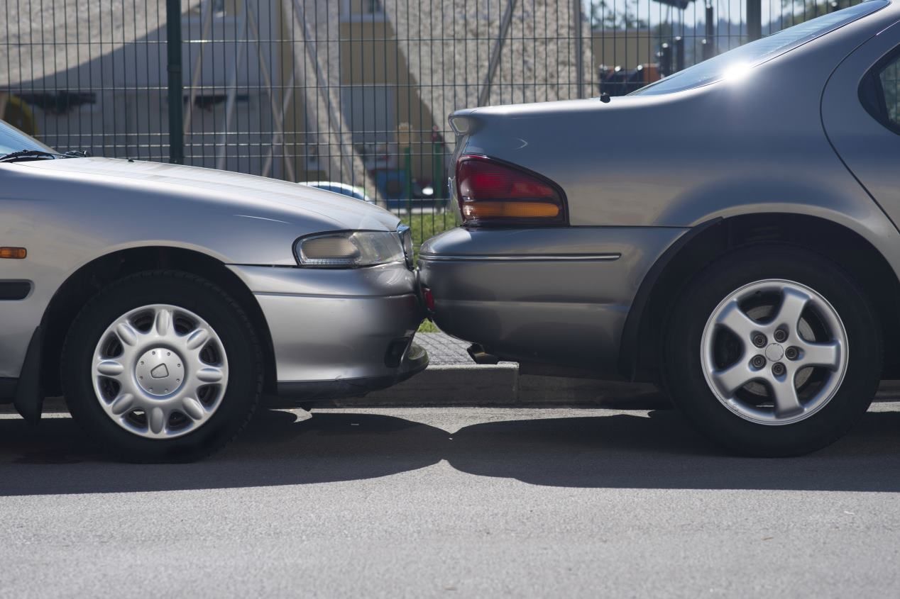 Conductas incívicas: coches mal aparcados