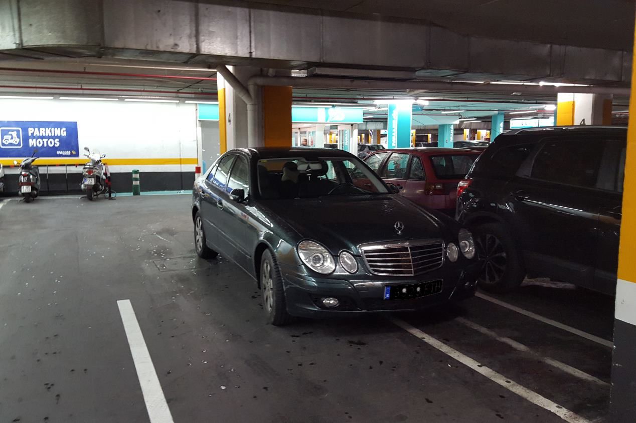 Conductas incívicas: coches mal aparcados