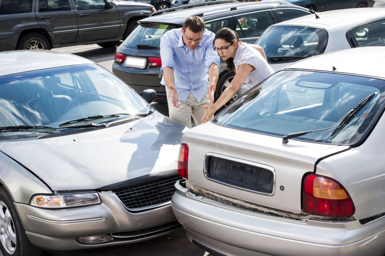 Conductas incívicas: coches mal aparcados